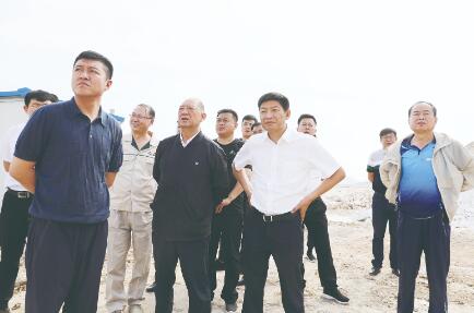 海城市委书记郑孝刚视察菱镁矿山生态修复治理工程
